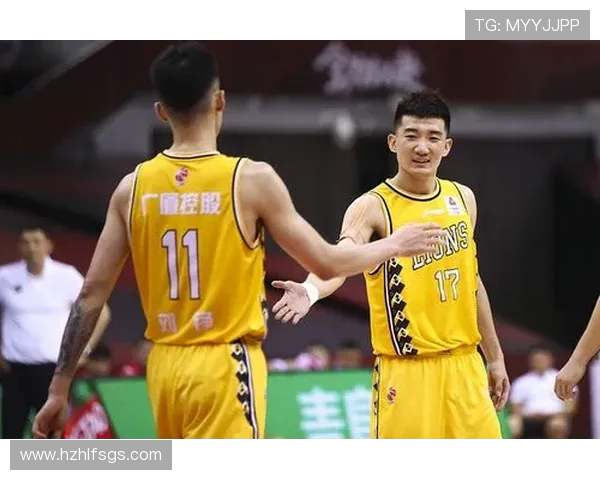 猛龙与黄蜂激战正酣 双方拼尽全力争夺季后赛席位 猛龙与黄蜂激战正酣 双方拼尽全力争夺季后赛席位