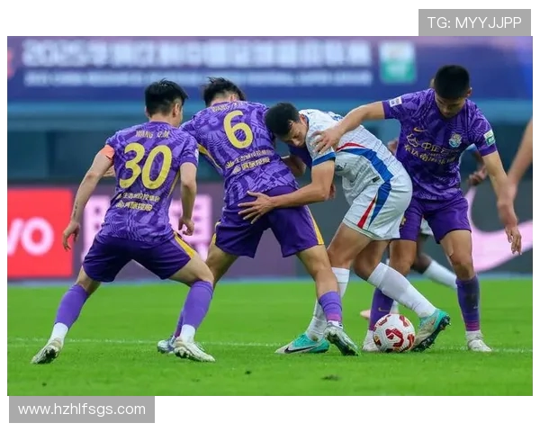 北京国安与上海申花激战正酣 双方全力争夺中超冠军宝座